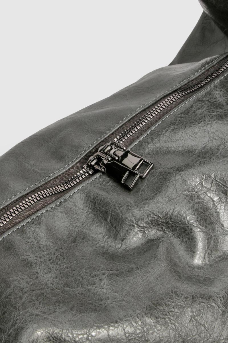 Потерта сумка зі штучної шкіри