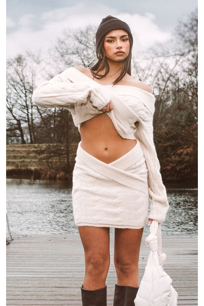 Кремовий трикотажний джемпер із перехресним переднім обертанням Кремовий трикотажний джемпер із перехресним переднім обертанням