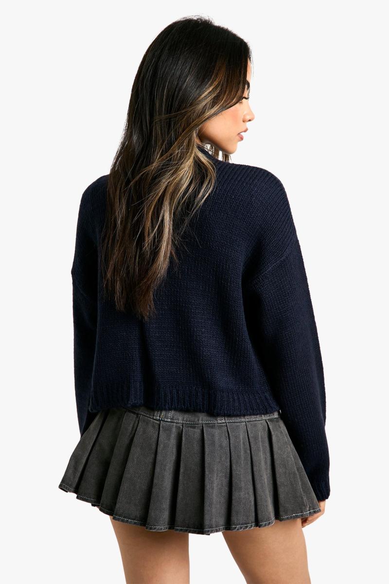 Кнопка через м'який в'язаний кардиган