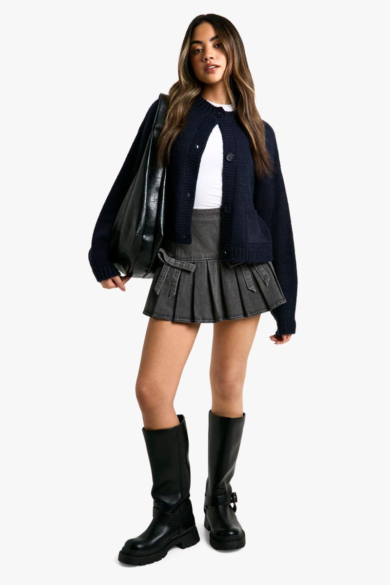 Кнопка через м'який в'язаний кардиган