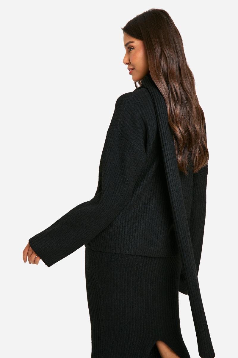 Великий джемпер і шарф із м’якої в’язки з V-подібним вирізом