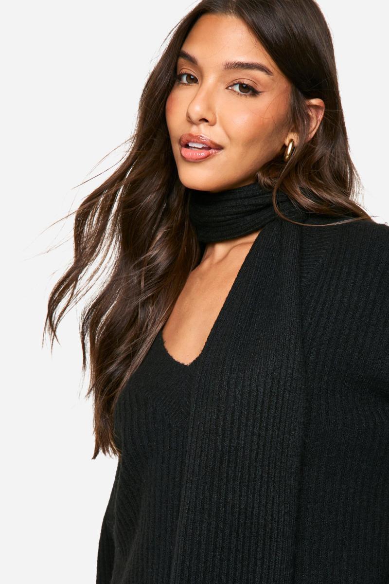 Великий джемпер і шарф із м’якої в’язки з V-подібним вирізом