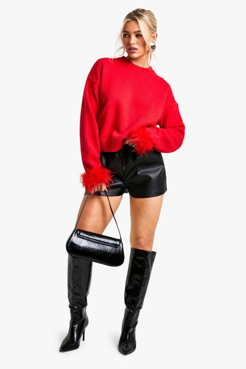 В'язаний укорочений джемпер з манжетами з пір'ям