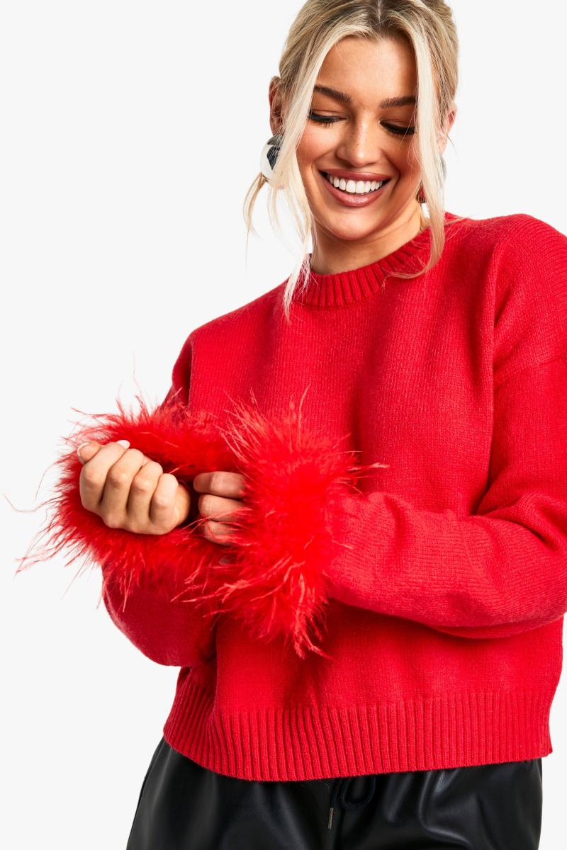 В'язаний укорочений джемпер з манжетами з пір'ям
