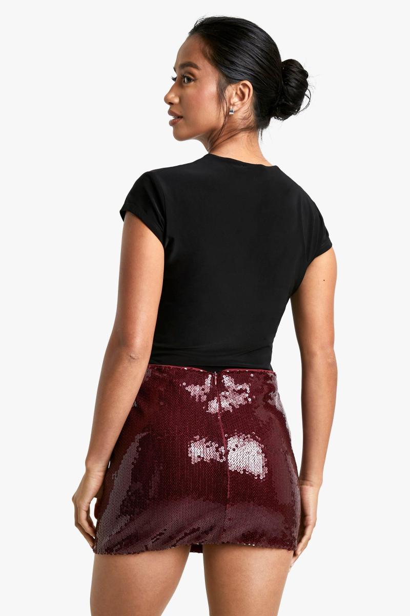 Маленька міні-спідниця з паєтками