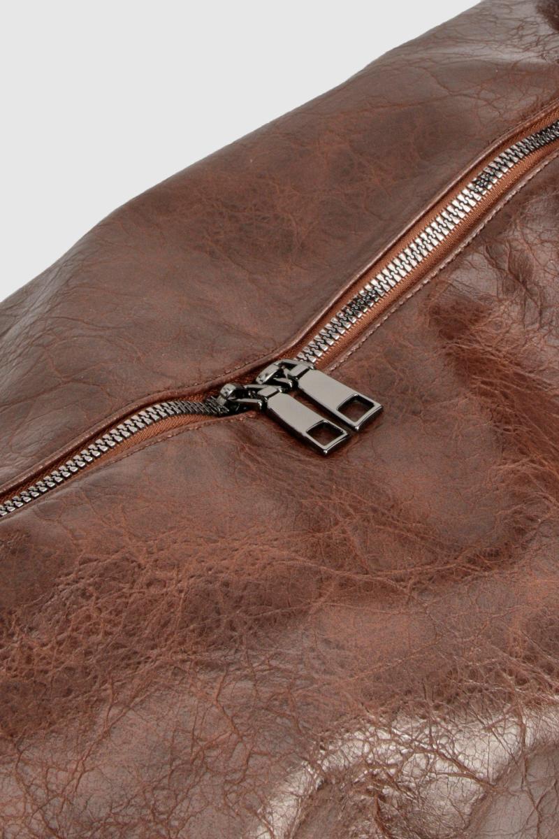 Потерта сумка зі штучної шкіри