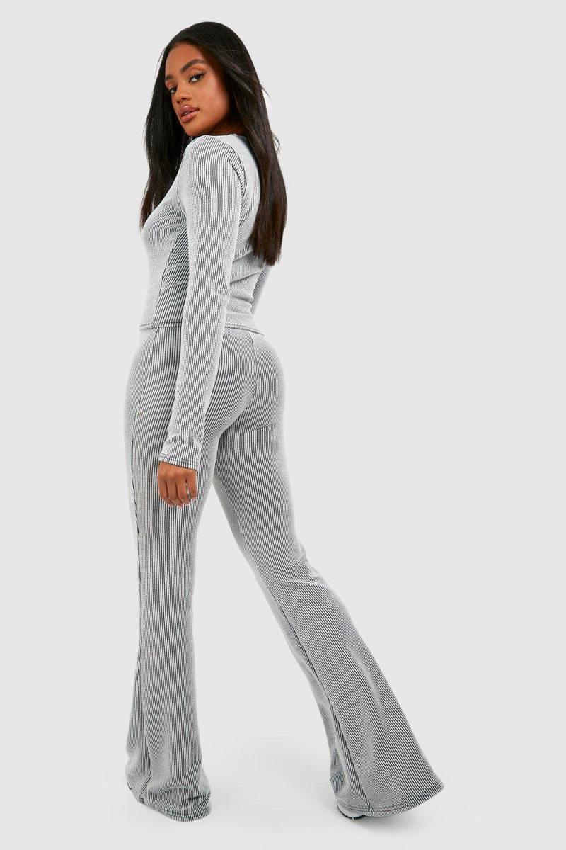 Двоколірний топ на блискавці в рубчик і розкльошені штани