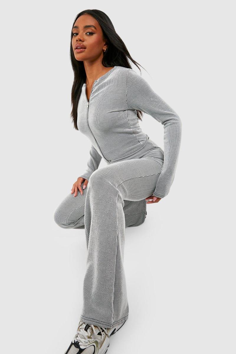 Двоколірний топ на блискавці в рубчик і розкльошені штани