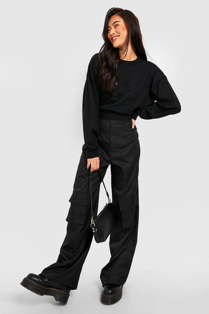 Чорний джемпер із краваткою