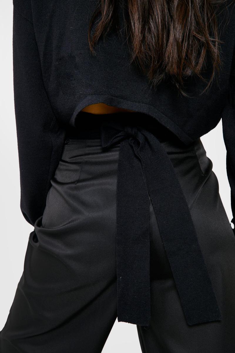 Чорний джемпер із краваткою