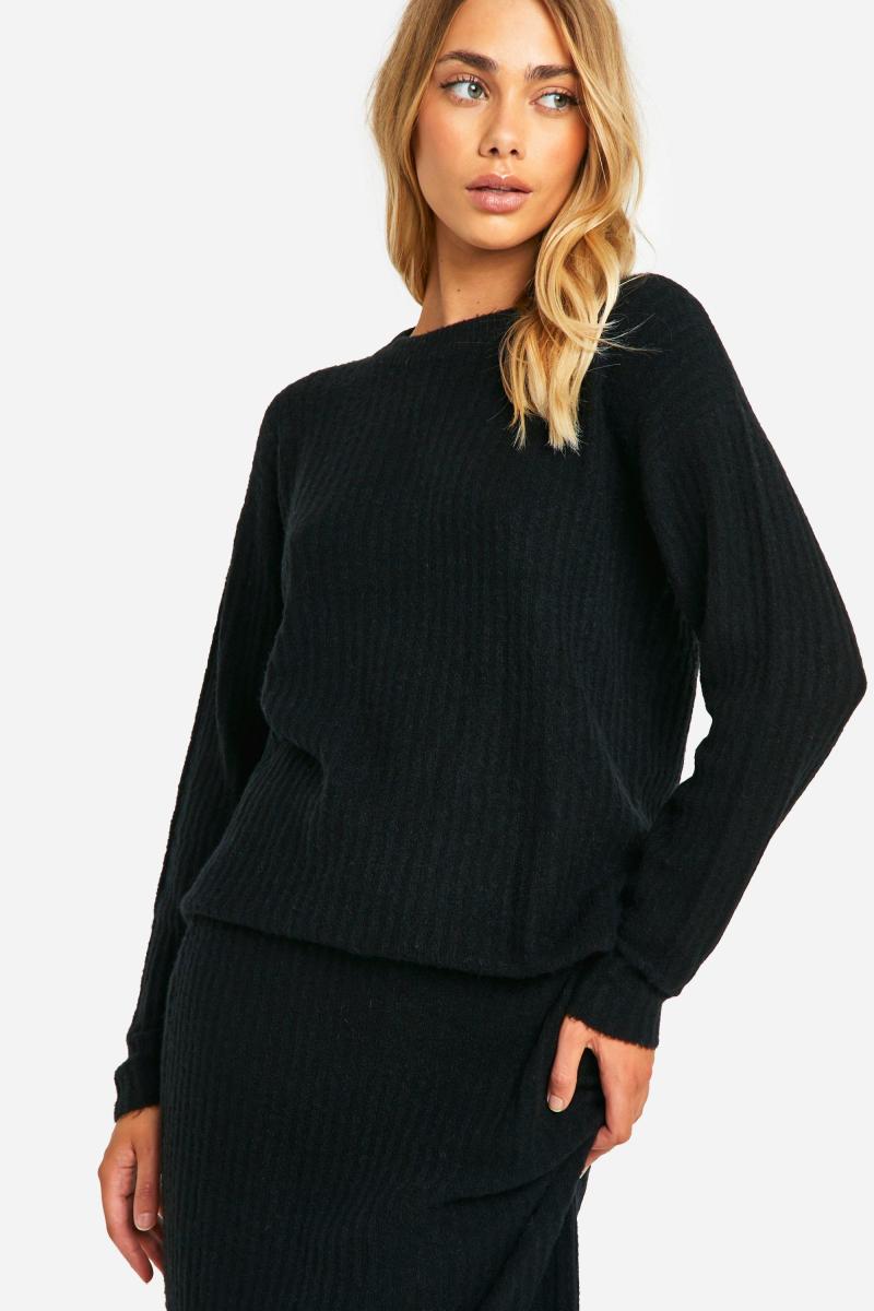 М’який трикотажний джемпер з круглим вирізом і максі-спідниця в поєднанні