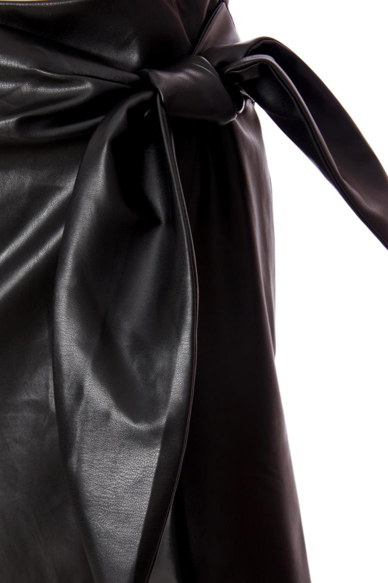 Чорна шкіряна спідниця