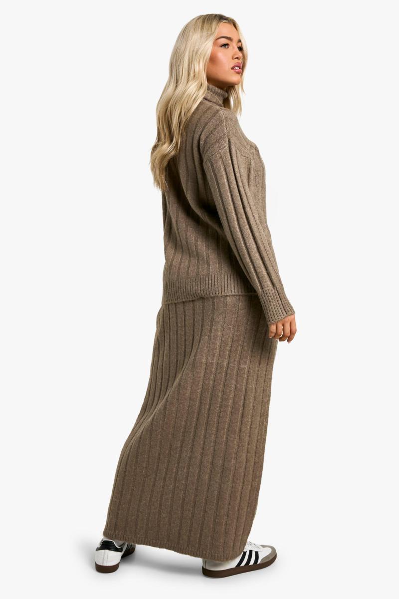 Широкий м’який джемпер із круглим вирізом і максі-спідниця в поєднанні
