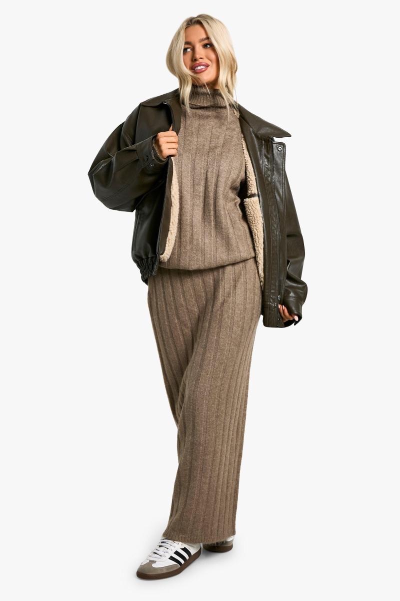 Широкий м’який джемпер із круглим вирізом і максі-спідниця в поєднанні