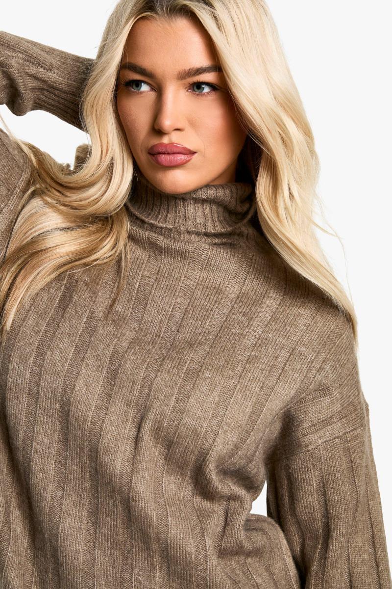 Широкий м’який джемпер із круглим вирізом і максі-спідниця в поєднанні