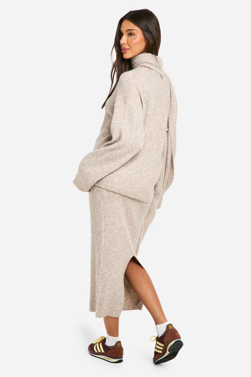 Великий джемпер і шарф із м’якої в’язки з V-подібним вирізом