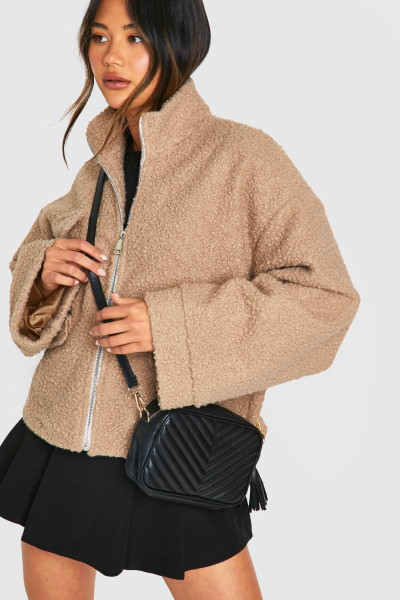 Стьобана шкіряна сумка через плече з китицями Стьобана шкіряна сумка через плече з китицями