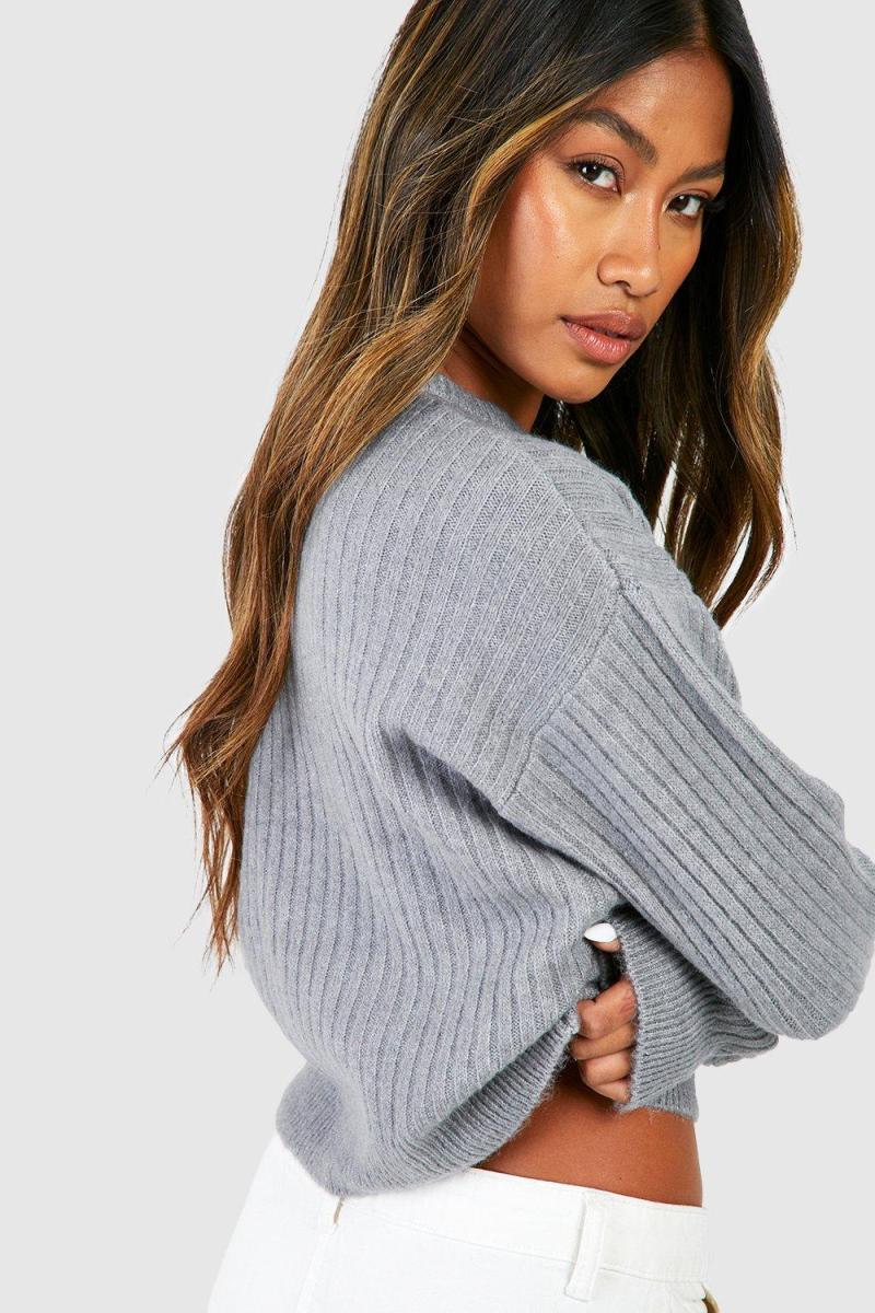 В'язаний короткий джемпер з м'якою рубчиком