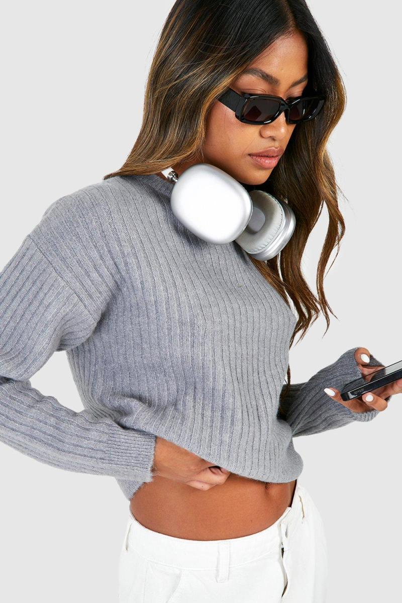 В'язаний короткий джемпер з м'якою рубчиком