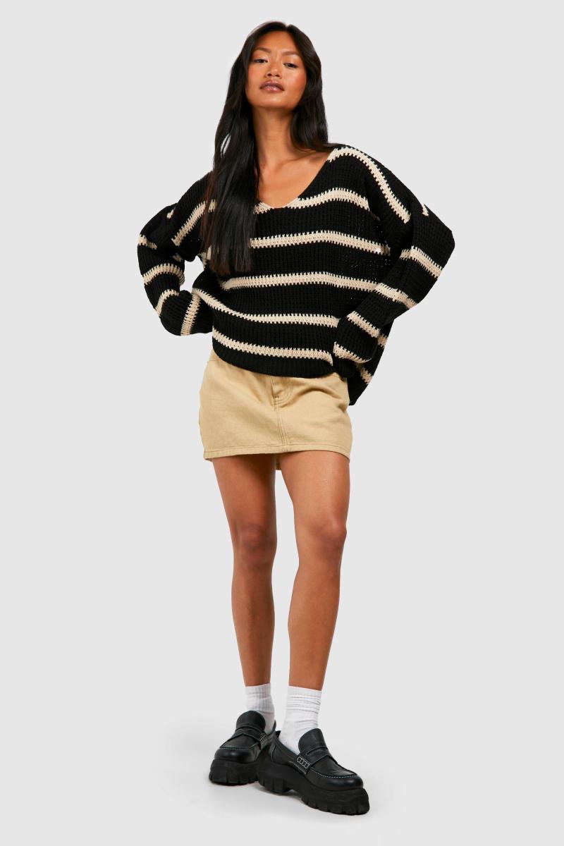 Широкий джемпер у смужку з V-подібним вирізом