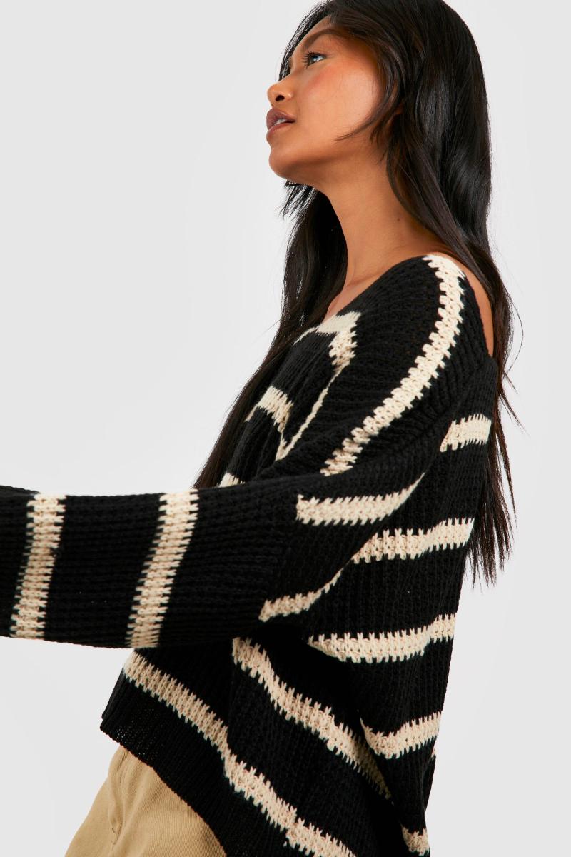 Широкий джемпер у смужку з V-подібним вирізом