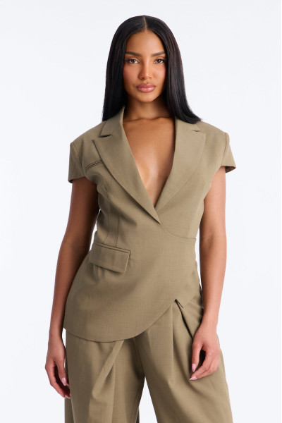 Приталений блейзер з поясом та рукавом до ліктя