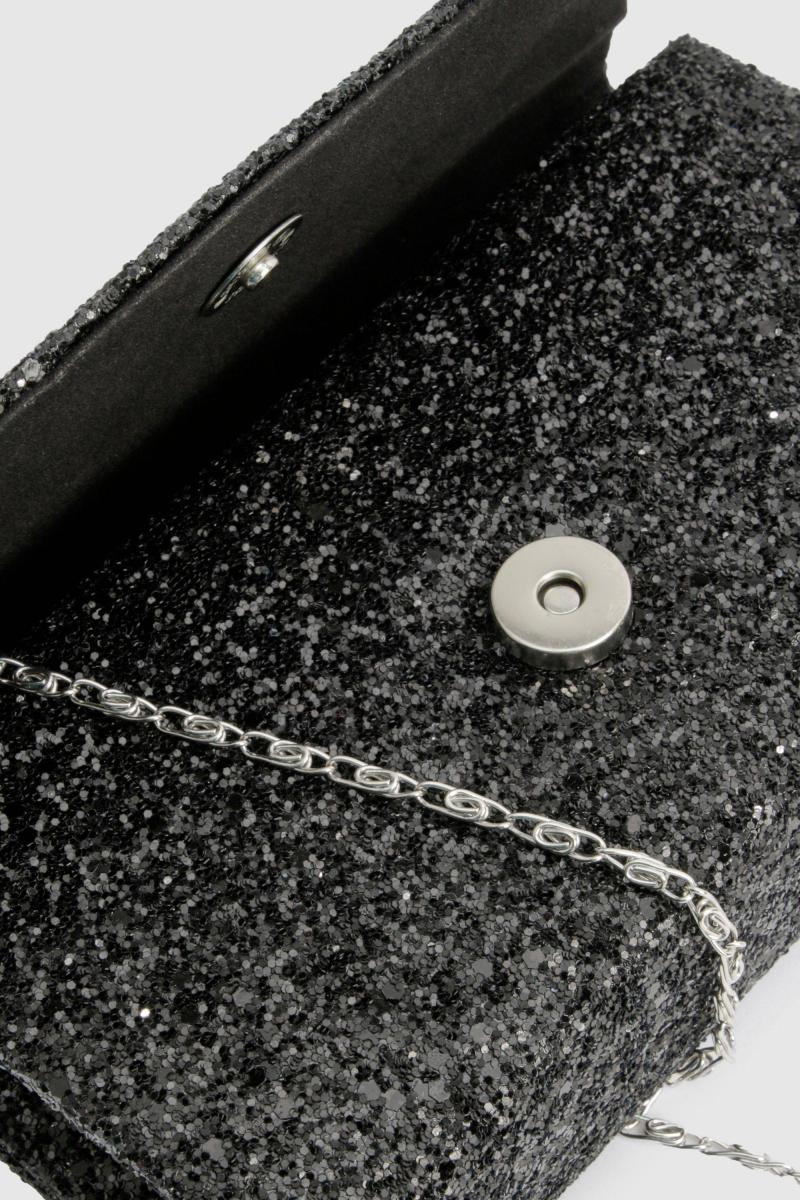 Структурований блискучий клатч-конверт із ланцюжком