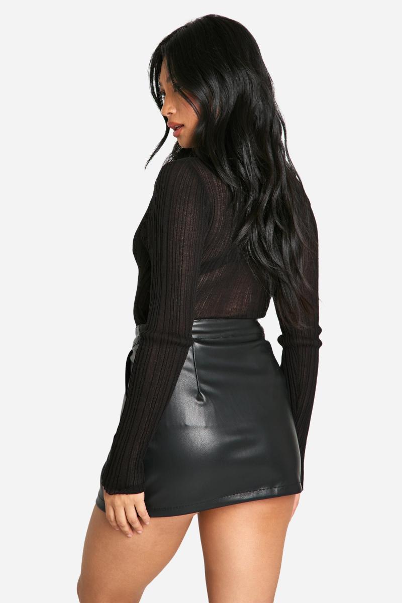Маленька міні-спідниця зі штучної шкіри