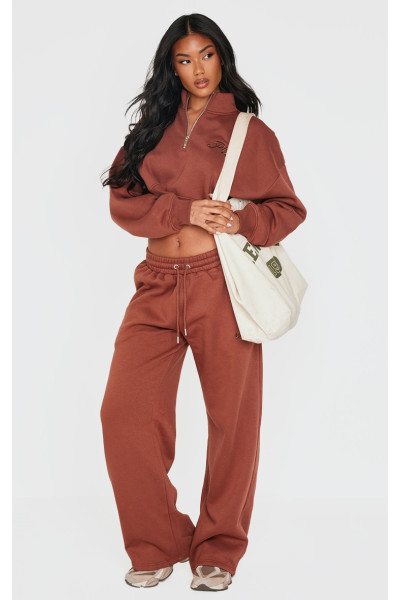 Широкі джоггери PRETTYLITTLETHING з вишивкою в шоколадний тон