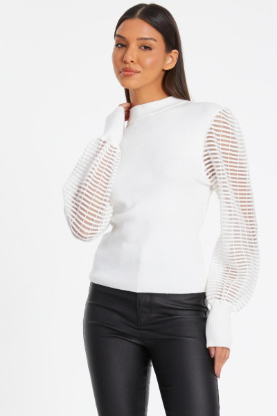 Біля білого джемпера з високою шиєю Біля білого джемпера з високою шиєю