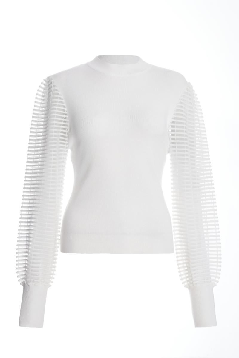 Біля білого джемпера з високою шиєю