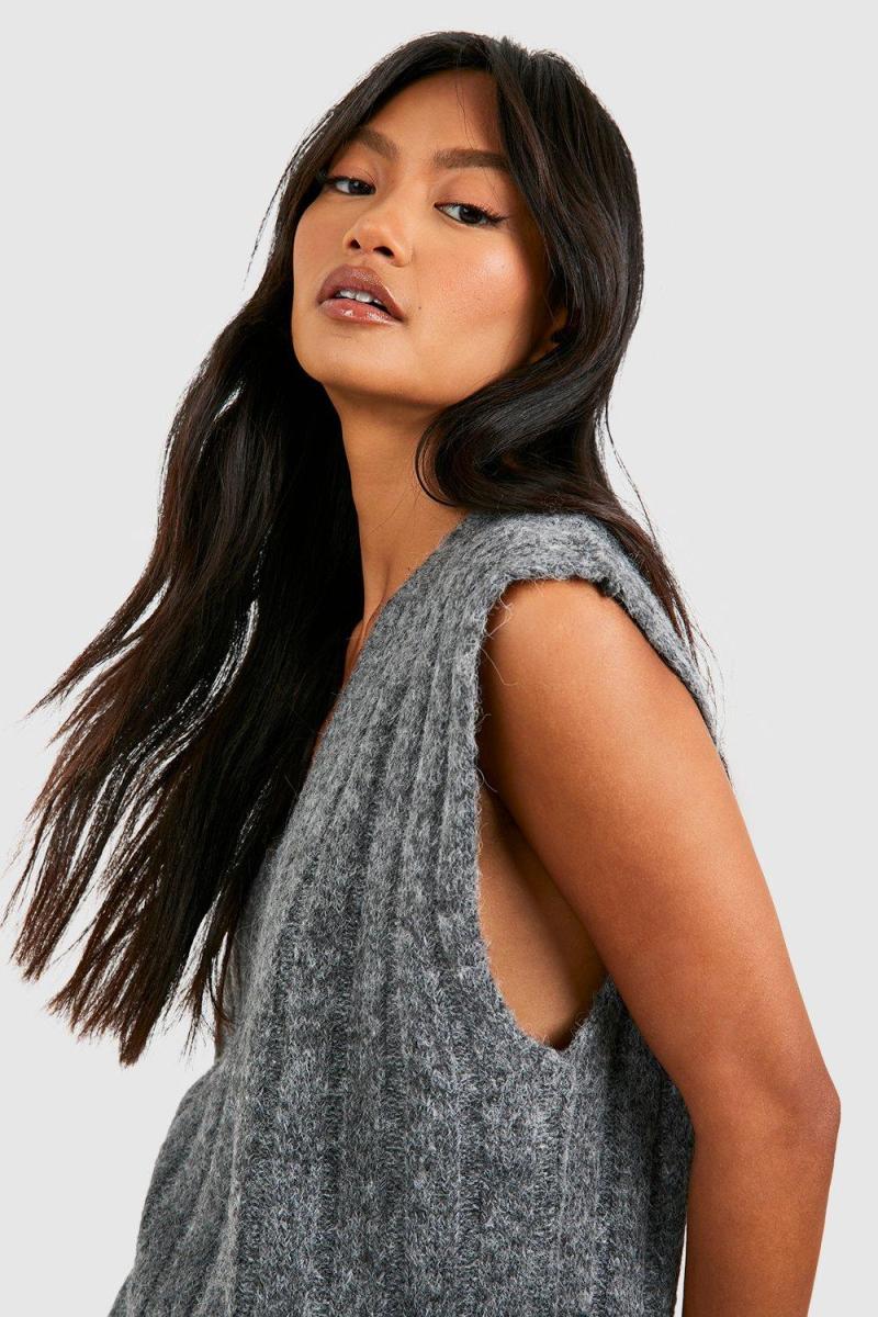 М'яка трикотажна майка з широким рубчиком і V-подібним вирізом